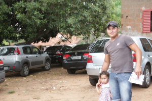 Organizadores comemoram sucesso do 10ª Arrancadão de Barcos de Jupiá O morador, Eloi Feliciano Martins da Silva, 24 anos, faturou R$ 90 reais explorando o quintal da sua casa como estacionamento (Foto: Ricardo Ojeda)