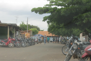 Motos e veículos lotaram o estacionamento disponíveis nas vias públicas (Foto: Ricardo Ojeda)