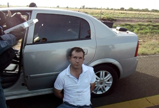 Polícia Militar recupera carro que foi roubado há poucos minutos durante festa Rene Franco de Carvalho, de 31 furou a blitz e foi perseguido e preso pela Polícia Militar de Três Lagoas (Fotos: Divulgação)