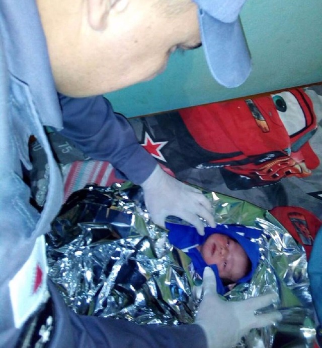 Bebê nasceu dentro de quarto em Araguari (Foto: Corpo de Bombeiros/ Divulgação)