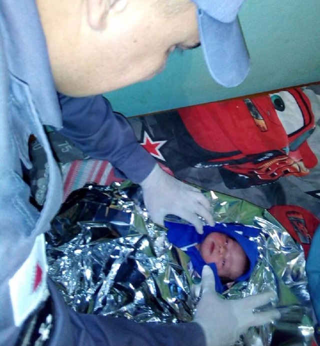 Mulher descobre gravidez na hora do parto e dá à luz dentro de casa Bebê nasceu dentro de quarto em Araguari (Foto: Corpo de Bombeiros/ Divulgação)