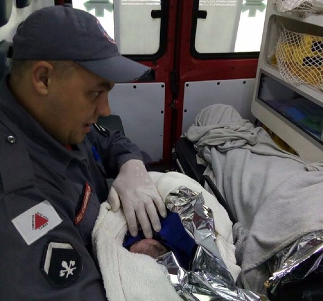 Mulher descobre gravidez na hora do parto e dá à luz dentro de casa Menino tem 2,7 kg e está saudável, diz avó. Sargento Eci Felício de Paulo disse que parto foi emocionante. (Foto: Corpo de Bombeiros/ Divulgação)
