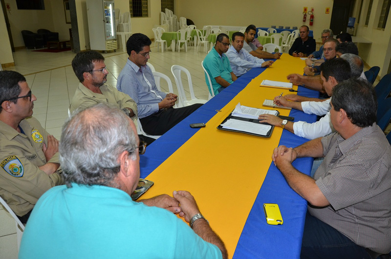 Representantes do Rotary Club Três Lagoas, Polícia Rodoviária Federal, Conselho Municipal de Proteção da Criança e Adolescente, Bombeiros Militar e Prefeitura de Três Lagoas durante a reunião. (Foto: Assessoria)