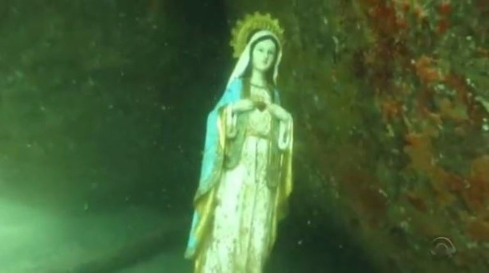 Estátua intacta de santa é encontrada no fundo do mar na Ilha do Arvoredo Estátua de santa tem 40 cm (Foto: Reprodução/RBS TV)