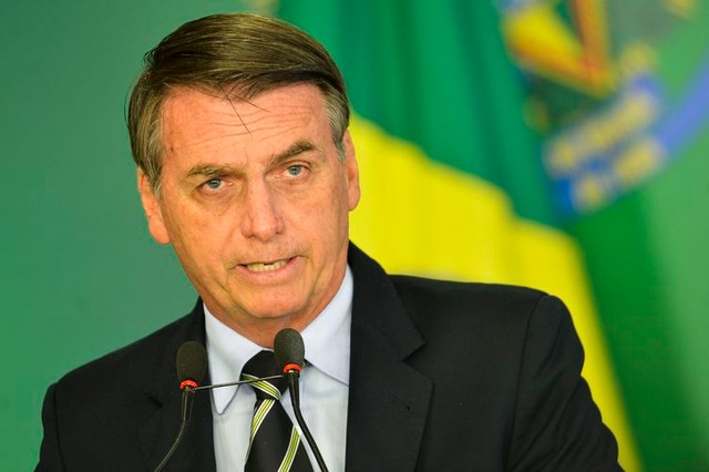 Com decreto, pessoas acima de 25 anos podem ter até 4 armas de fogo O presidente Jair Bolsonaro citou referendo de 2005, que rejeitou a proibição do comércio de armas de fogo, para justificar a necessidade de decreto que flexibizou a posse de armas no país. - Marcelo Camargo/Agência Brasil