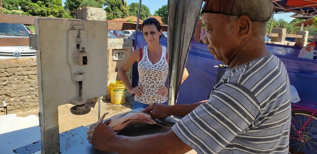 Comerciantes aproveitam a véspera da Sexta-Feira Santa para "vender o peixe" em Três Lagoas Seu Rosemiro, feliz da vida, comemora os mais de 300kg de peixe vendidos só hoje. Foto: Ricardo Ojeda