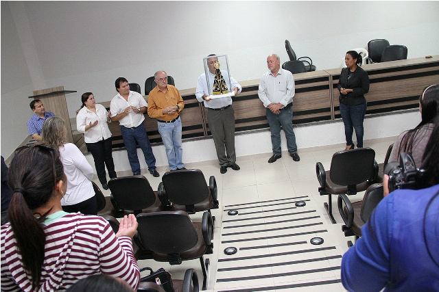 Imagem peregrina de Nossa Senhora Aparecida visita Câmara de Três Lagoas O bispo Dom Luiz Gonçalves Knupp, acompanhado pelo padre Severino Orso falaram das aparições da imagem, da devoção e fé de Maria. (Foto: Assessoria)