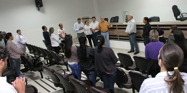 Imagem peregrina de Nossa Senhora Aparecida visita Câmara de Três Lagoas A imagem ficou por uns minutos no plenarinho da Casa de Leis, acessível a todos os presentes. (Foto: Assessoria)