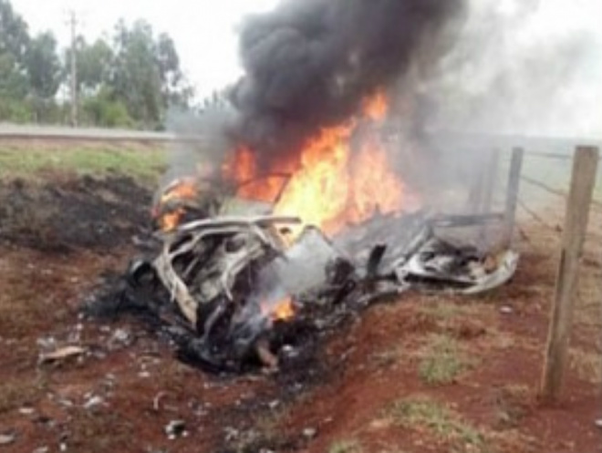 Jovem não conseguiu sair do veículo e morreu
carbonizada (Foto: Reprodução/TV Morena) 