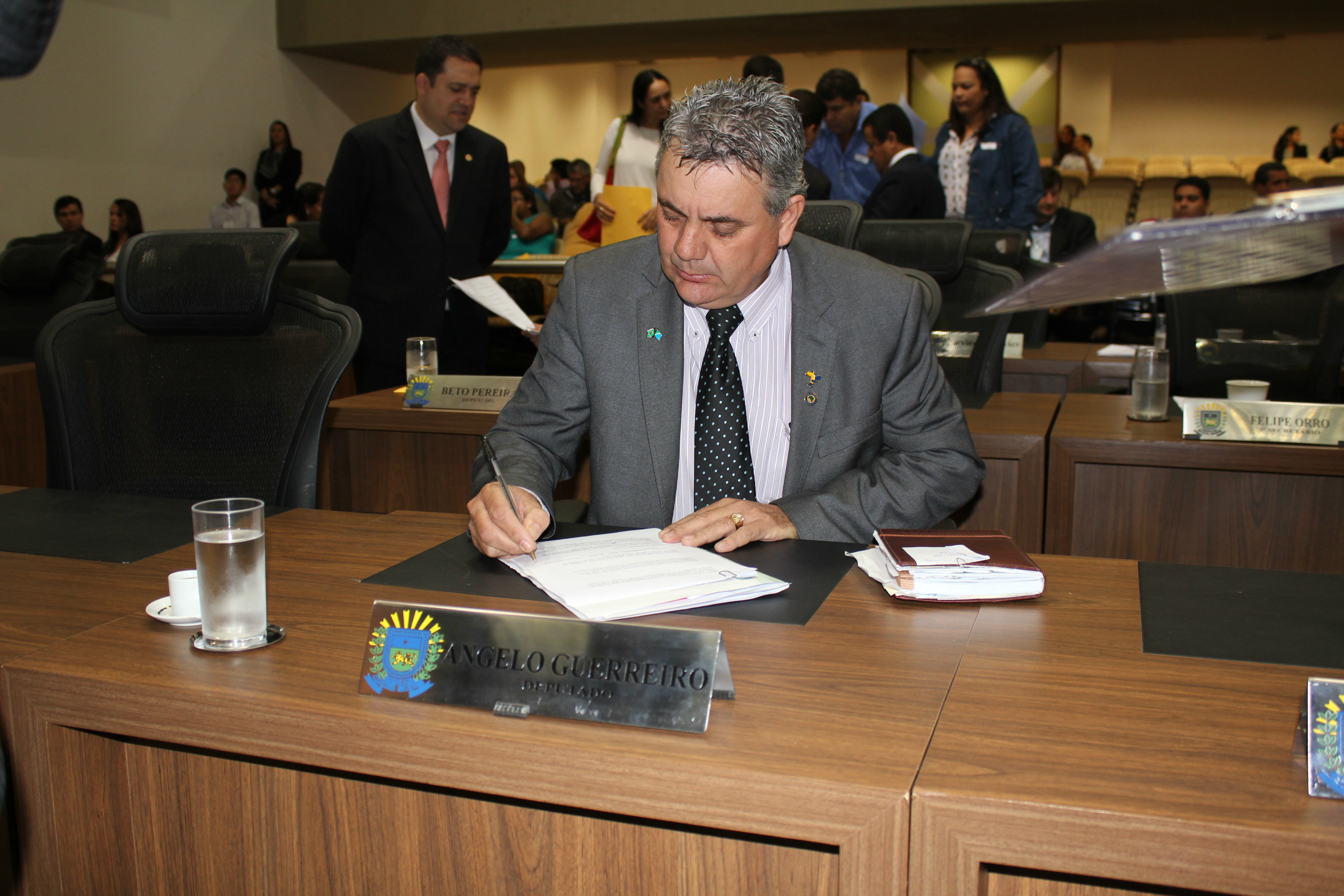 Angelo Guerreiro durante a sessão plenária desta terça-feira. (Foto: Assessoria)