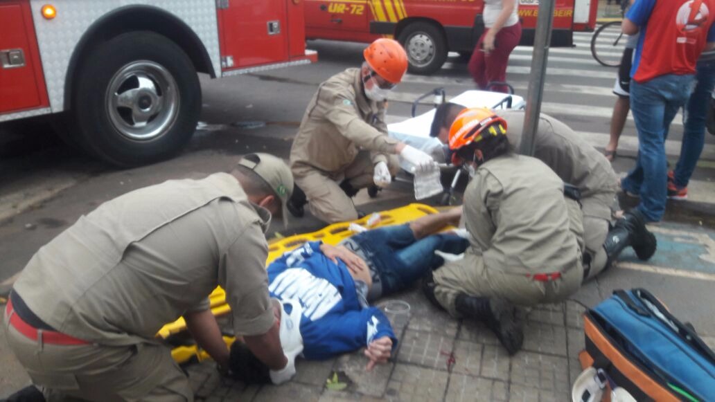 Motociclista fratura perna ao invadir preferencial em cruzamento Vítima foi socorrida pelo Corpo de Bombeiros. (Fotos: Cenário MS).