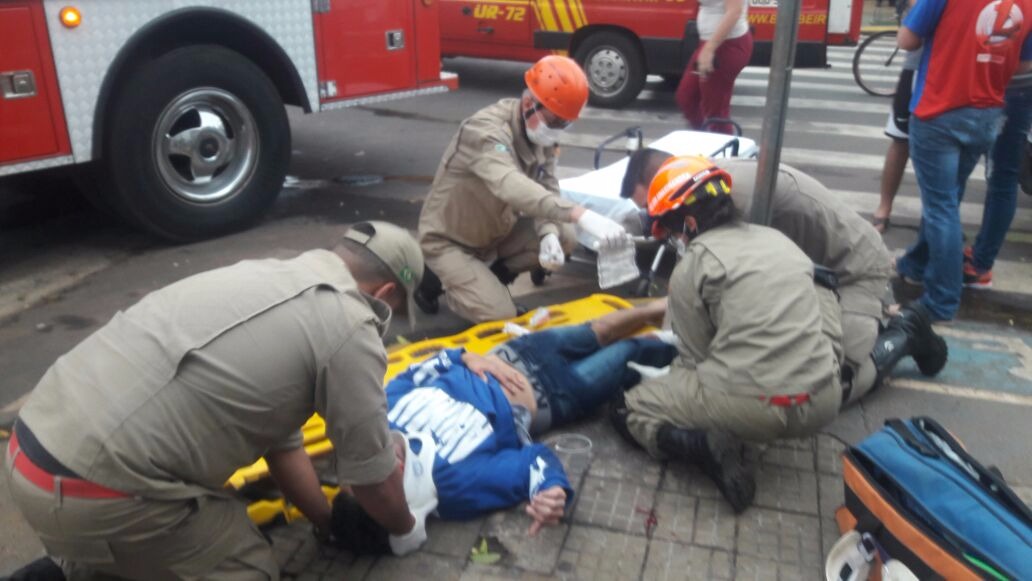 Vítima foi socorrida pelo Corpo de Bombeiros. (Fotos: Cenário MS). 