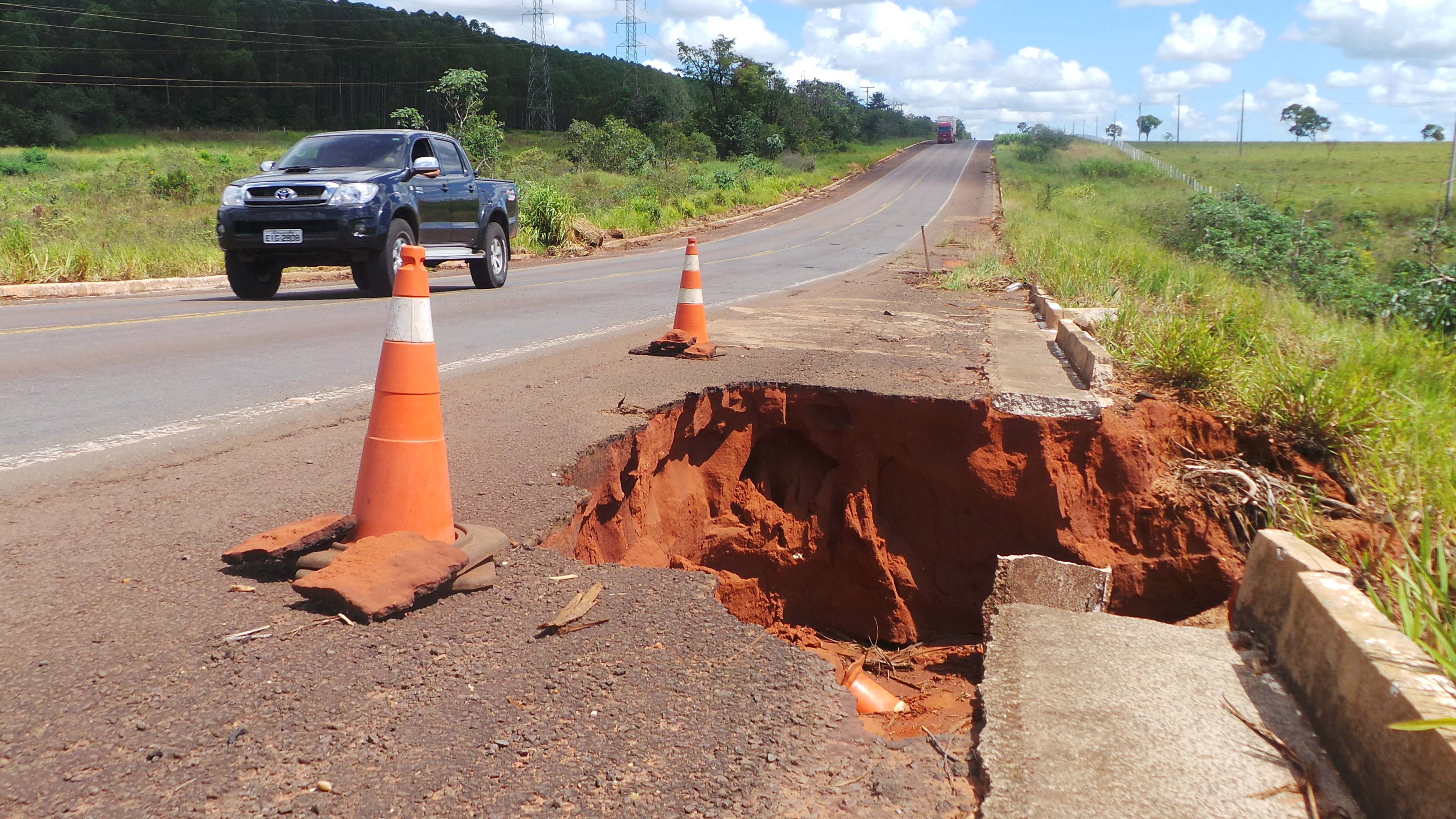 Angelo Guerreiro alerta sobre buracos na pista da BR-262 Buraco o próximo ao Km 203 da BR-262. (Foto: Ricardo Ojeda)