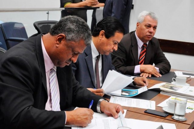 Projeto prevê incentivos para ampliar produção de orgânicos em MS Deputado João Grandão (PT), autor do projeto, junto com Amarildo Cruz (PT) e Cabo Almi (PT), durante sessão (Foto: Luciana Nassar/ALMS)