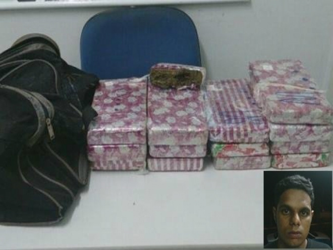 PM aborda ônibus e prende jovem com maconha Foi constatado que a bolsa pertencia ao passageiro Marcio Souza Cosmo Galiano, de 21 anos, que estava na poltrona 35 do veículo (Foto: O Correio News)