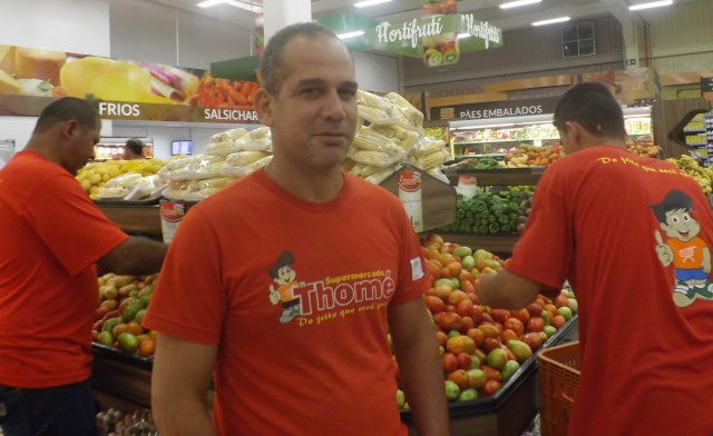 Funcionários repondo o tomate, que, segundo o líder Sérgio Rodrigues, está com preço equilibrado. (Foto: Fábio Jorge)
