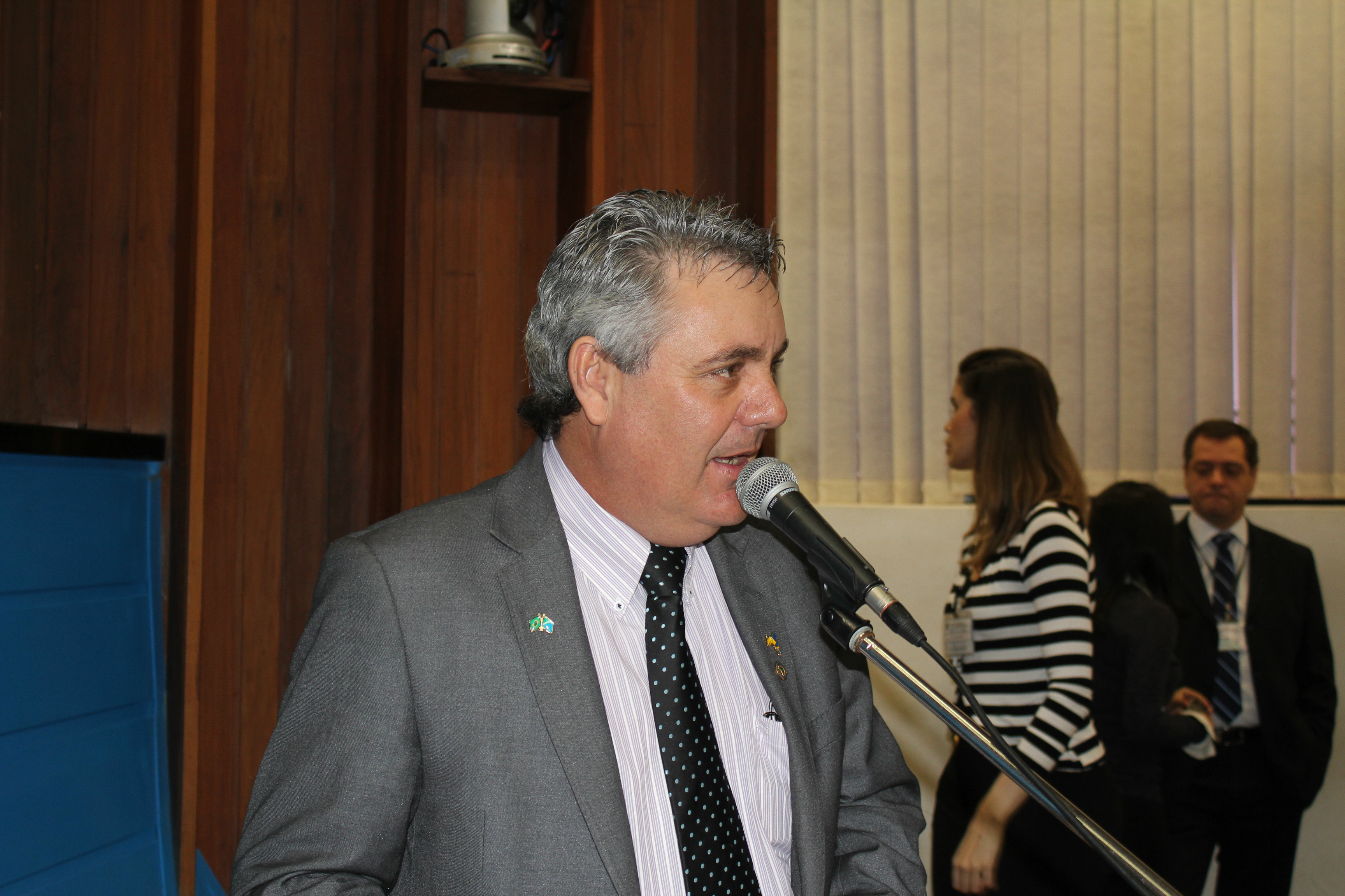 Deputado Angelo Guerreiro encaminha documento, através da Mesa Diretora da Assembleia Legislativa. (Foto: Assessoria)