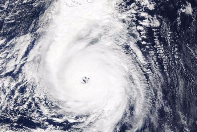 Vista do furacão Ofélia a partir do espaço, quando passava ao sul das ilhas Açores, registrada pela NASA.(Foto: EFE/Divulgação Nasa)