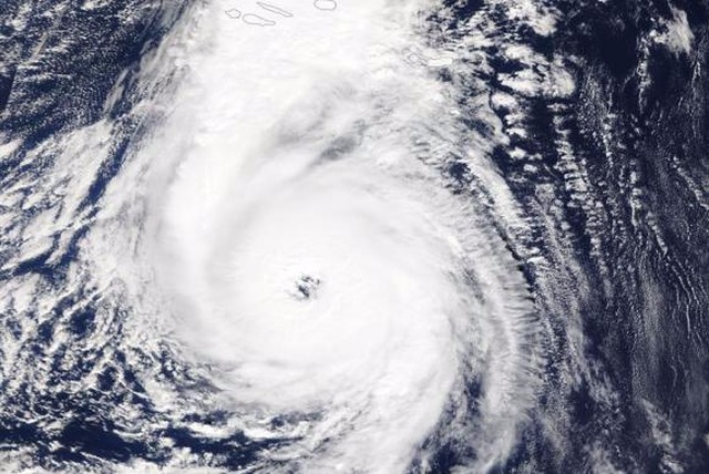 Furacão Ofélia provoca morte na Irlanda e deixa 120 mil sem luz Vista do furacão Ofélia a partir do espaço, quando passava ao sul das ilhas Açores, registrada pela NASA.(Foto: EFE/Divulgação Nasa)