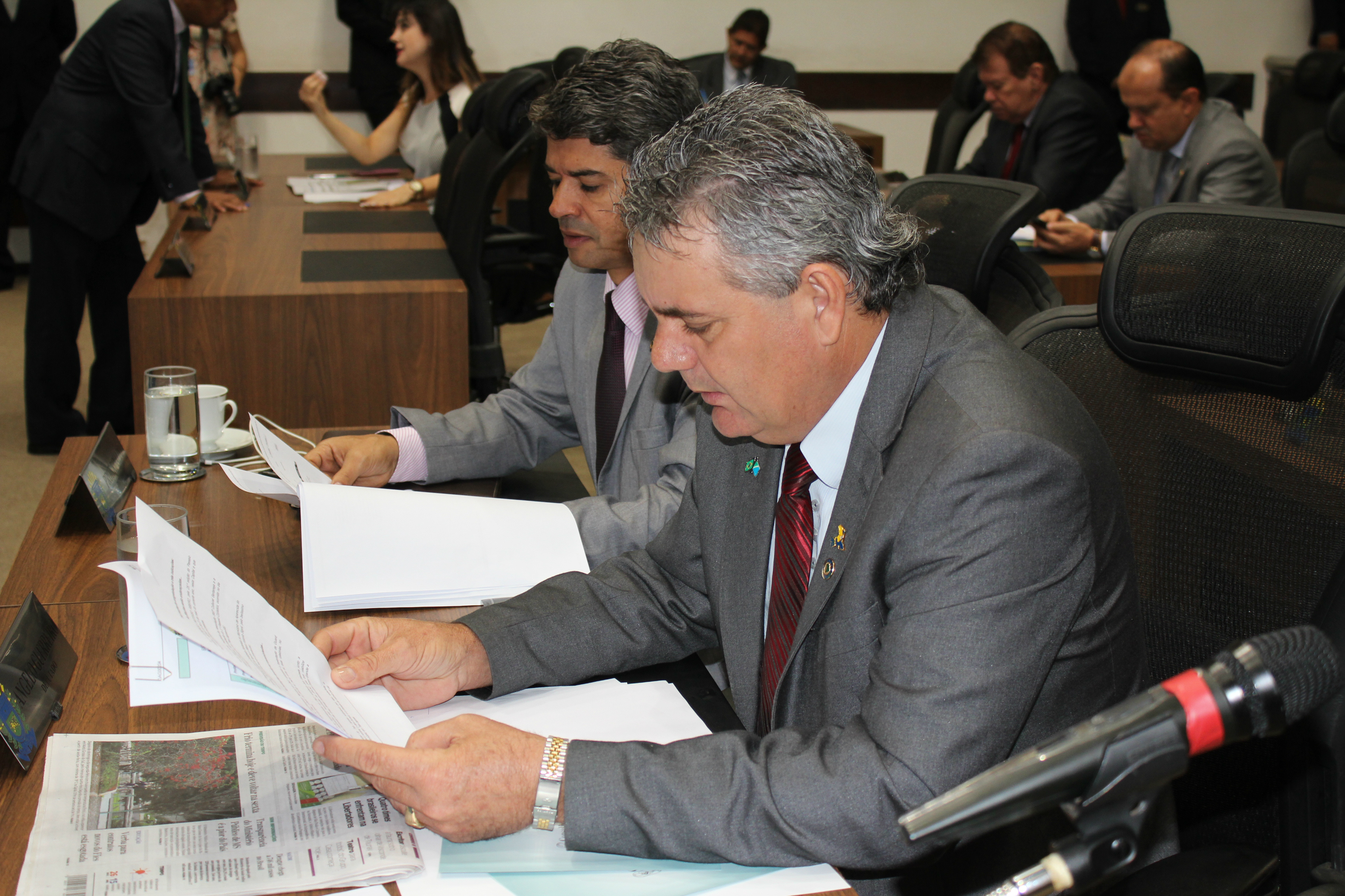 O deputado propõe ao governador Reinaldo Azambuja a realização de convênio com o município de Selvíria, visando a reconstrução da malha asfáltica de várias ruas da cidade. (Foto: Assessoria)