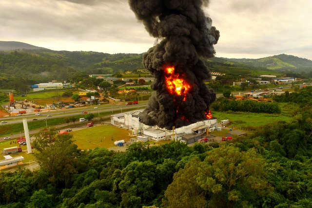 Bombeiros combatem incêndio em galpão às margens da Fernão Dias em Atibaia Incêndio de grandes proporções atinge galpão do setor de plásticos da Mitsubishi Motos em Atibaia, no interior de São Paulo, as margens da rodovia Fernão Dias, nesta quarta-feira (16). (Foto: Carlos Nardi/WPP/Folhapress)
