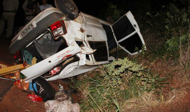 O impacto fez com que o carro saísse da pista, capotando diversas vezes (Foto: Assecom)