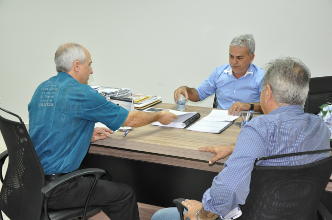 A Proposta Orçamentária para 2014 e o PPA foram entregues ao presidente da Câmara Municipal de Três Lagoas, vereador Jorge Aparecido Queiroz (Foto: Divulgação/Assecom)