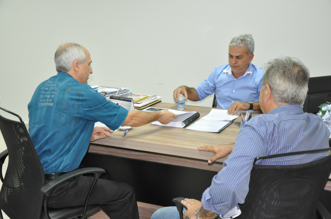 Projeto Orçamentário e o PPA são entregues a Câmara A Proposta Orçamentária para 2014 e o PPA foram entregues ao presidente da Câmara Municipal de Três Lagoas, vereador Jorge Aparecido Queiroz (Foto: Divulgação/Assecom)