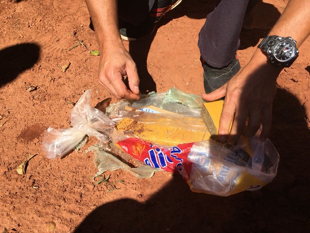 Polícia Civil prende mulher com um quilo de maconha enterrado no quintal A Polícia chegou até a casa, depois de uma denúncia anônima de que no local havia movimentação de pessoas envolvidas com drogas (Foto: Assessoria)