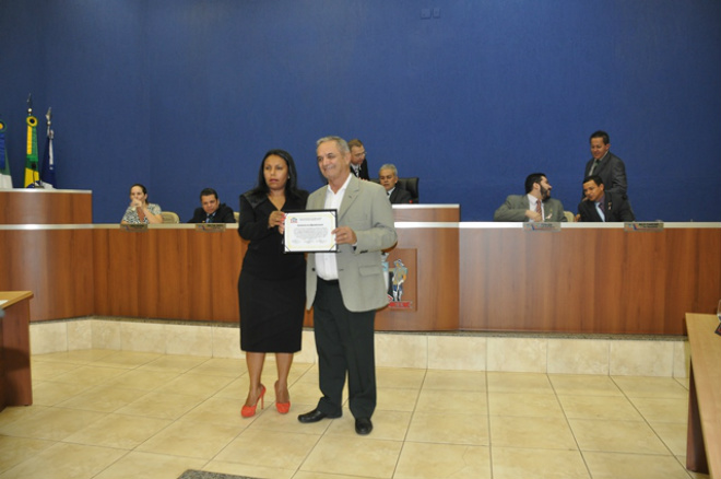 Presidente do Sindate é homenageado na Câmara Municipal Durante a cerimônia, a vereadora destacou a importância dos trabalhadores da tributação (Foto: Divulgação/Assecom)