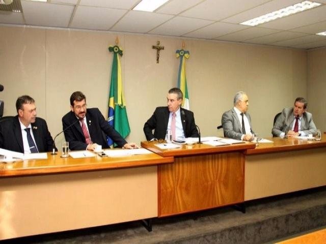 Deputados Paulo Siufi, Pedro Kemp, Paulo Corrêa, Flávio Kayatt e Eduardo Rocha, durante reunião da CPI (Foto: Wagner Guimarães/ALMS)