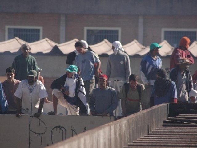 Presos no telhado do Estabelecimento Penal Jair Ferreira de Carvalho, o presídio de segurança máxima de Campo Grande, durante rebelião em 2006 (Foto: Adriano Hany/Arquivo)
