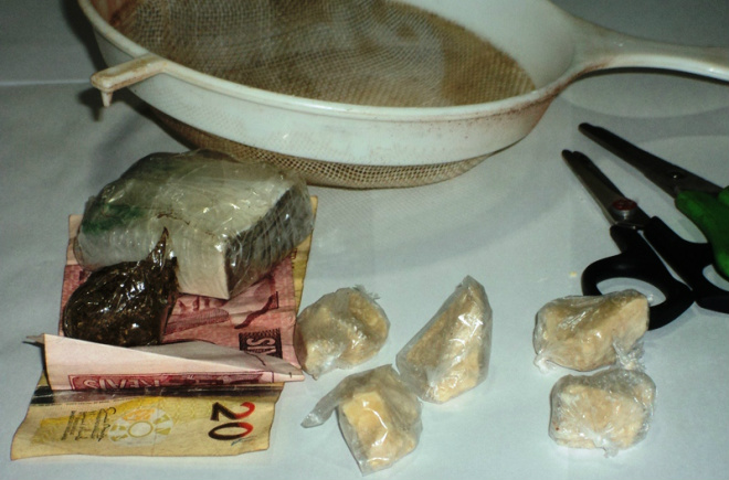 Policiais ao diligenciar na casa do acusado, encontraram mais substâncias tóxicas, além de certa quantia em dinheiro (Foto: Polícia Civil)