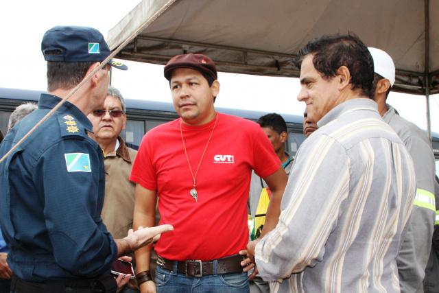 Desvio de dinheiro nas gestões Força e CUT desestabiliza Sintricom Corumbá (de camisa vermelha) em negociação com a Polícia Militar durante greve dos trabalhadores que paralisou o canteiro de obras da UFN3 em junho do ano passado deu total apoio a Gilson Frazão e agora comanda a junta governativa que administra o Sintricom (Foto: Arquivo/Perfil News)
