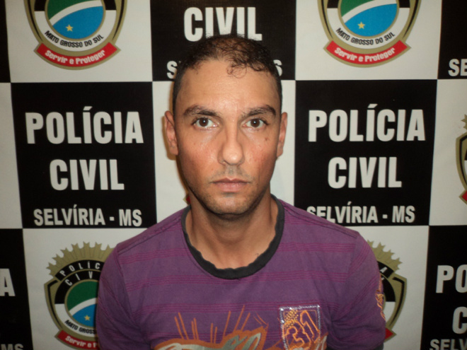 Após denúncia, Polícia Civil de Selvíria prende traficante em flagrante Marcos Roberto Cândido, de 33 anos, possui extensa ficha criminal e deu azar no momento da abordagem quando seu telefone tocou e os policiais atenderam onde um viciado fez uma encomendo de crack (Foto: Polícia Civil)