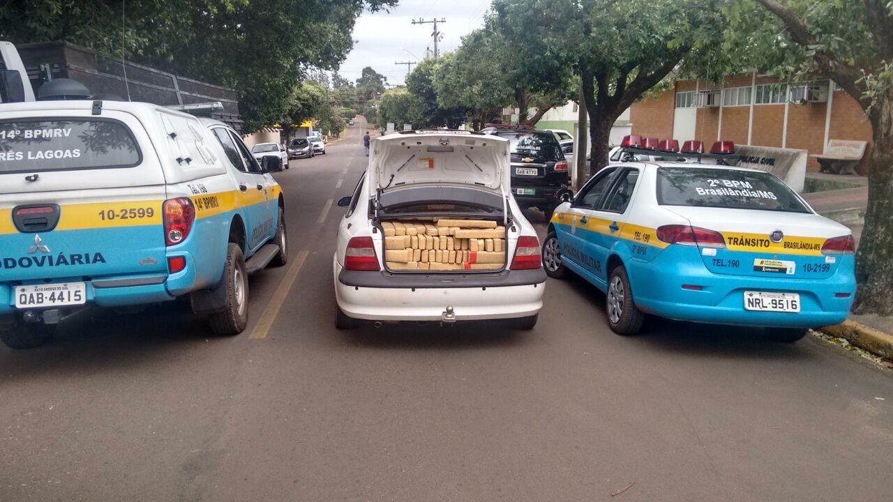 O entorpecente e as munições estavam no porta-malas do carro. (Fotos: Divulgação/ PMR). 