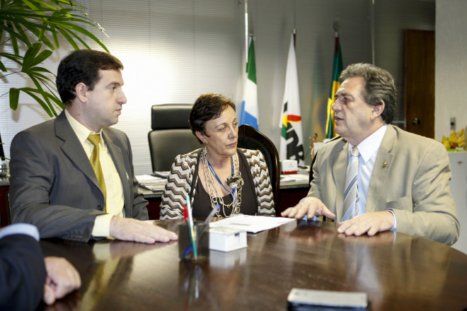 Ponta Porã terá milhões para obras de infraestrutura Senador Moka e o prefeito Ludimar Novais discutem investimento para Ponta Porã (Foto:Divulgação/Assecom)