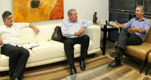 Com mais de R$ 15 bilhões em investimentos, Três Lagoas e Água Clara alavancam a economia de MS O presidente de Eldorado, Jose Carlos Grubisich Filho, esteve reunido com o governador Reinaldo Azambuja e anunciou o início do processo de construção da nova linha de produção da fábrica (Foto: Divulgação)
