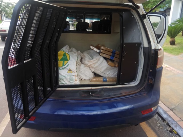 8º BPM de Nova Andradina prende homem por tráfico de drogas Após diligências no interior da residência de onde o autor havia fugido, foi encontrada a maconha que estava dividida em diversos tabletes (Foto/Assessoria)
