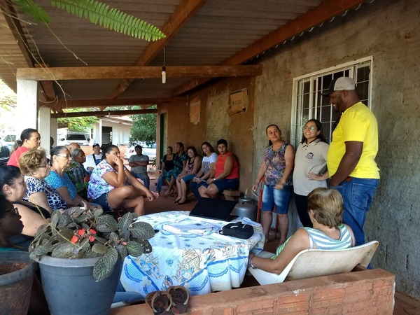 Moradores discutem criação de cooperativa de ovos caipira