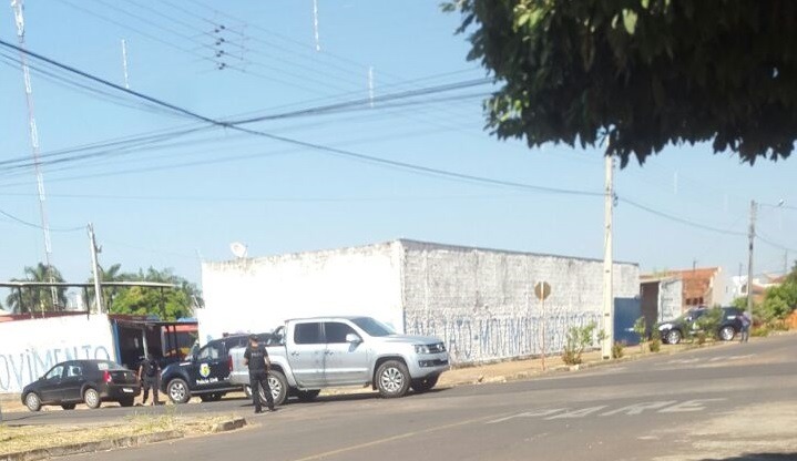 Policiais durante o cumprimento dos mandados de prisão. (Foto: Perfil News). 