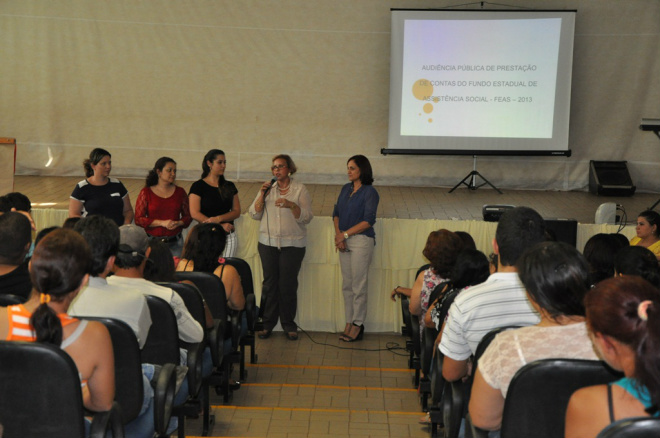 A coordenadora do CRASE Coração de Mãe, , abriu a reunião e agradeceu a presença de famílias atendidas pela Assistência Social (Foto:Divulgação/Assecom)