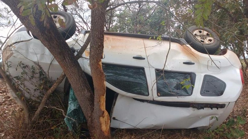 Motorista sai ileso de capotamento em Arapuá Motorista sai ileso de capotamento em Arapuá
