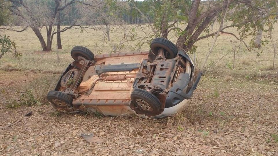 Motorista sai ileso de capotamento em Arapuá Motorista sai ileso de capotamento em Arapuá
