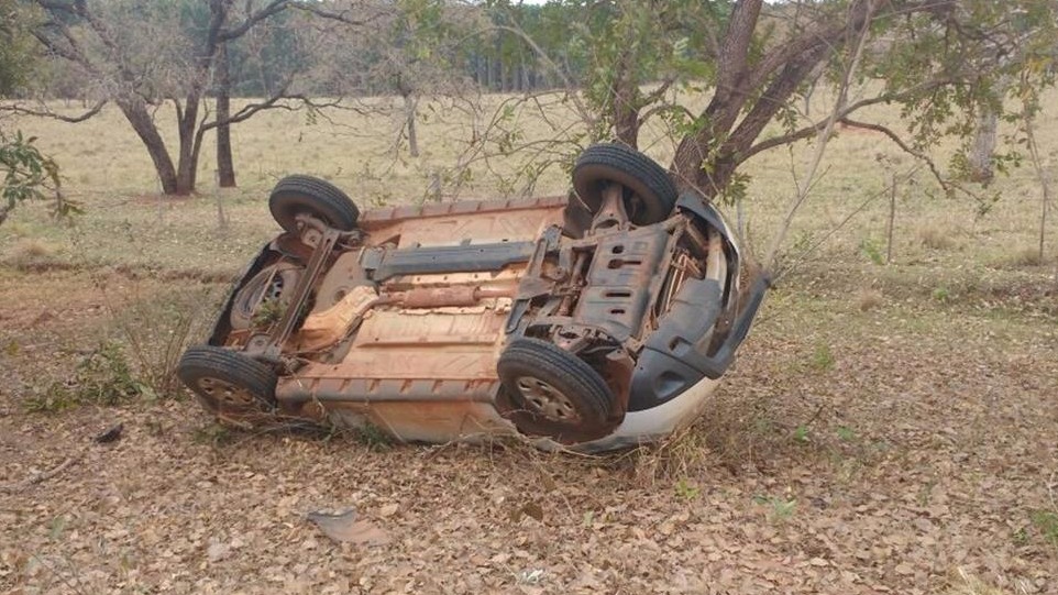 Motorista sai ileso de capotamento em Arapuá