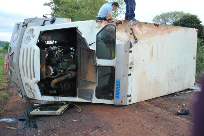 Carro-forte da Brinks capotou na MS - 486 à 25 quilômetros de Aral Moreira e transportava valores em um cofre que não foi afetado (Foto: Joelso Gonçalves/ Aral Moreira News)
