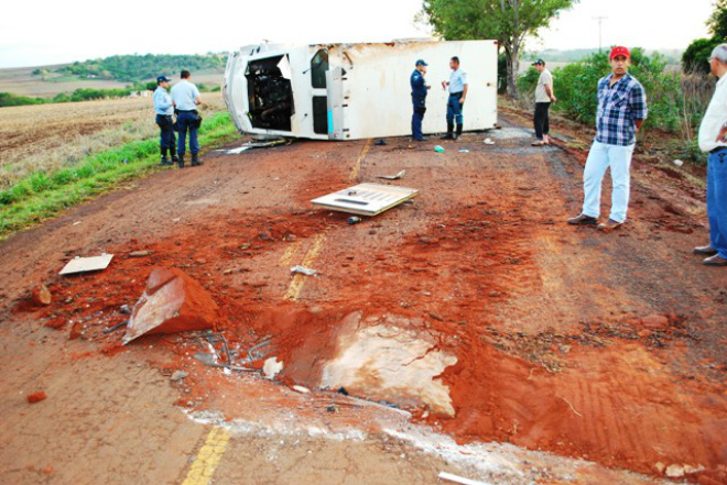 Um morto e três feridos dentro de blindado que capotou em Aral Moreira Buracos na pista pode ter sido a consequência que fez o motorista perder o controle do veículo (Foto: Joelso Gonçalves/ Aral Moreira News)