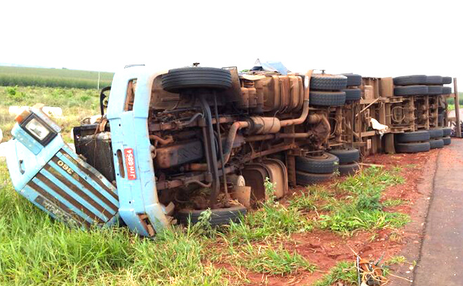 Caminhão com carreta ficou tombado às margens da rodovia após capotamento (Foto: Ricardo Ojeda)