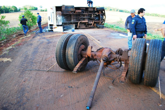 Um morto e três feridos dentro de blindado que capotou em Aral Moreira O impacto foi tão forte que o eixo traseiro se desprendeu do veiculo, parando vários metros no local (Foto: Joelso Gonçalves/ Aral Moreira News)