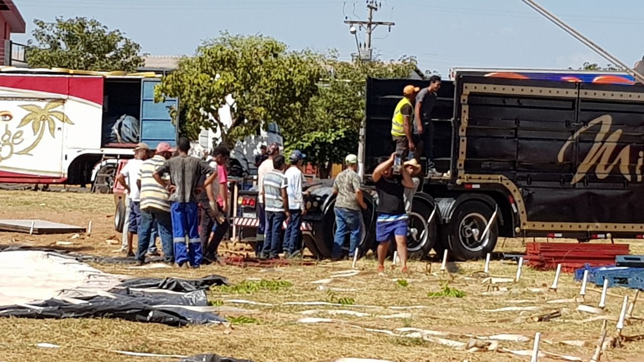 Em Três Lagoas, foram contratados 50 homens para auxiliar na montagem da estrutura. (Foto: Ricardo Ojeda/Perfil News). 